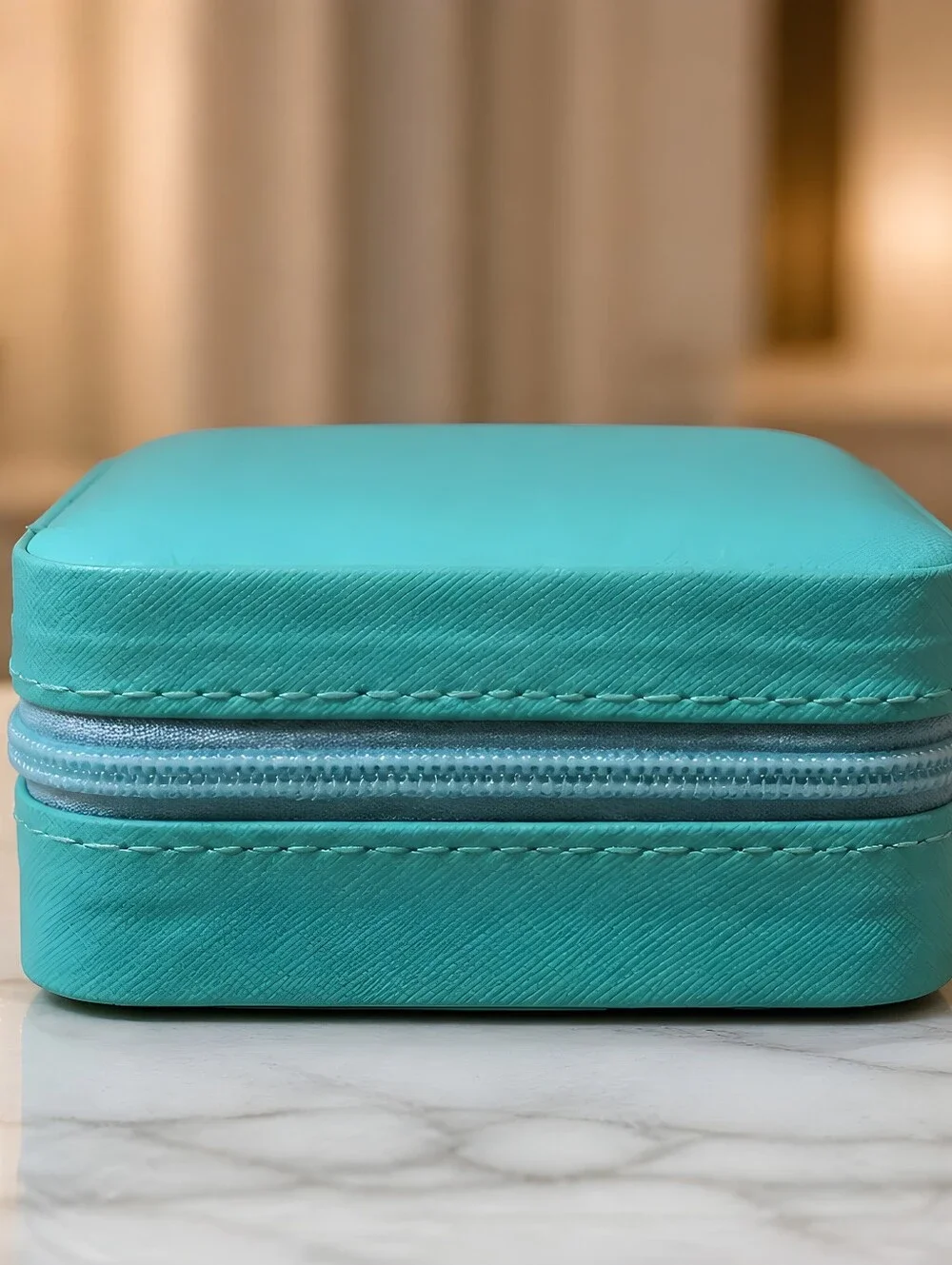 NWOT square mini travel jewelry box organizer featuring a zippered closure